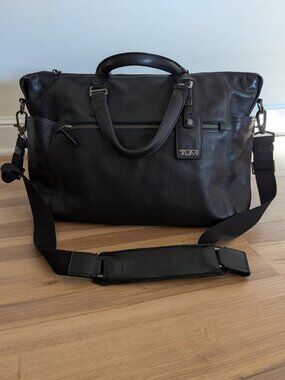 TUMI Leather Messenger Bag Black Laptop Briefcase Work Travel Crossbody